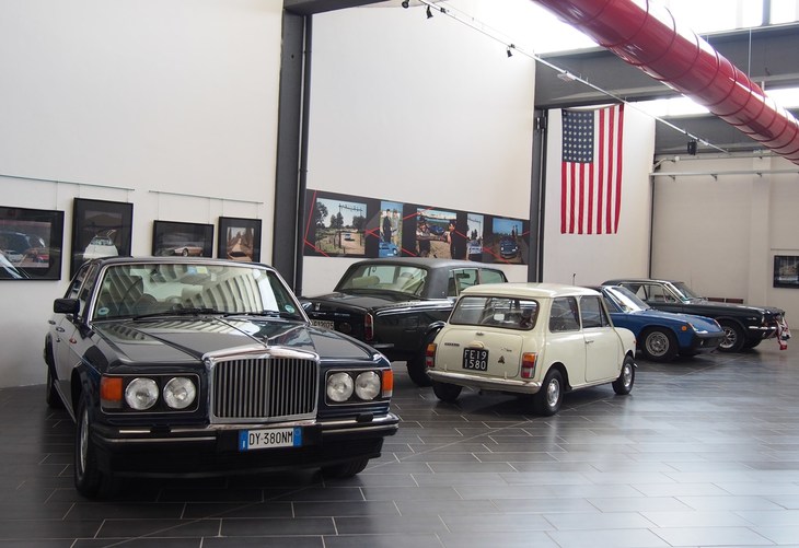 写真左は「ベントレー・ミュルザンヌ（RHD）」。後方の「ロールス・ロイス・シルバーシャドウI」とともに、英国車にも敬意を払っていた一面がうかがえる。写真はいずれも2015年4月撮影。