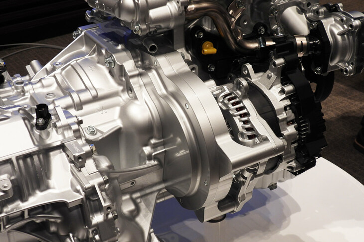 エンジンとトランスミッションの間に挟まる動力伝達／遮断機構（クラッチ）ユニットの薄さも特徴。関係者いわく、「さまざまなエンジンやトランスミッションに組み合わせられる。MT車のHEV化も検討している」とのことだった。