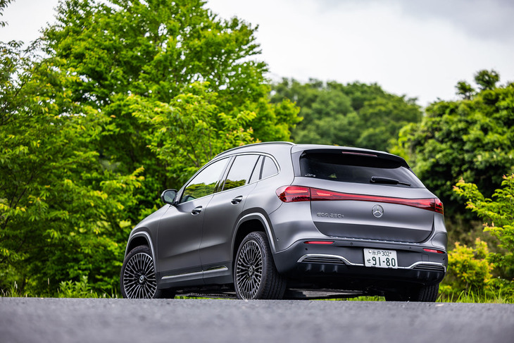 リアコンビランプ内部のデザインを変更し、エクステリアをリフレッシュ。今回の試乗車両に装着された「20インチAMGアルミホイール（RVU）」は、オプションの「AMGラインパッケージ」に含まれるアイテムとなる。