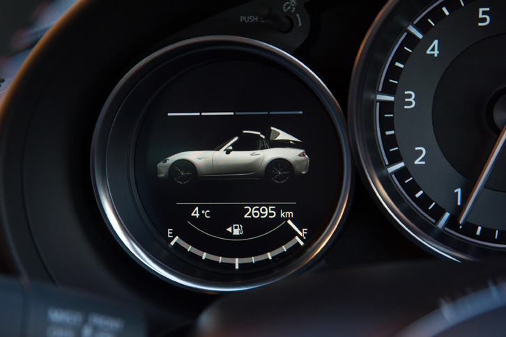 「RF」のマルチファンクションディスプレイには、ルーフ開閉時の作動状態がアニメーションで表示される。