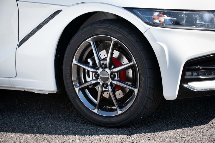 アルミホイールはステルスブラック塗装から、ブラックのスパッタリング仕上げに変更されている。