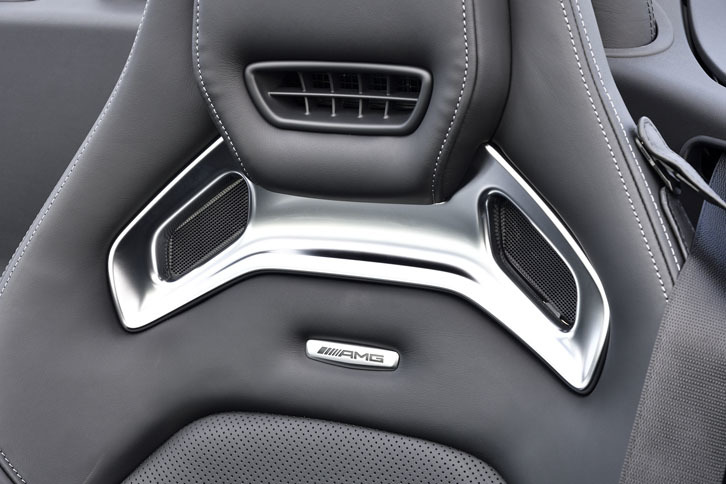 シートにはシートヒーターの他、温風が首元に吹き出す「エアスカーフ」が備わる。温風の温度は乗員の好みに合わせて3段階で調節が可能。