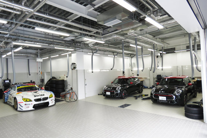 5台分の簡易ワークベイや二輪の整備エリア、洗車スペースなどからなるサービス棟。ここでできないような重整備については、新設された「木場サービス・センター」で行われる。