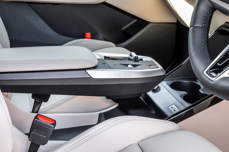 空中に浮かんでいるようなシフトコンソールを、BMWでは「アイランド型センターコンソール」と呼んでいる。シフトセレクターやモード切り替えスイッチが備わるほか、後半部はアームレストとしても使える。