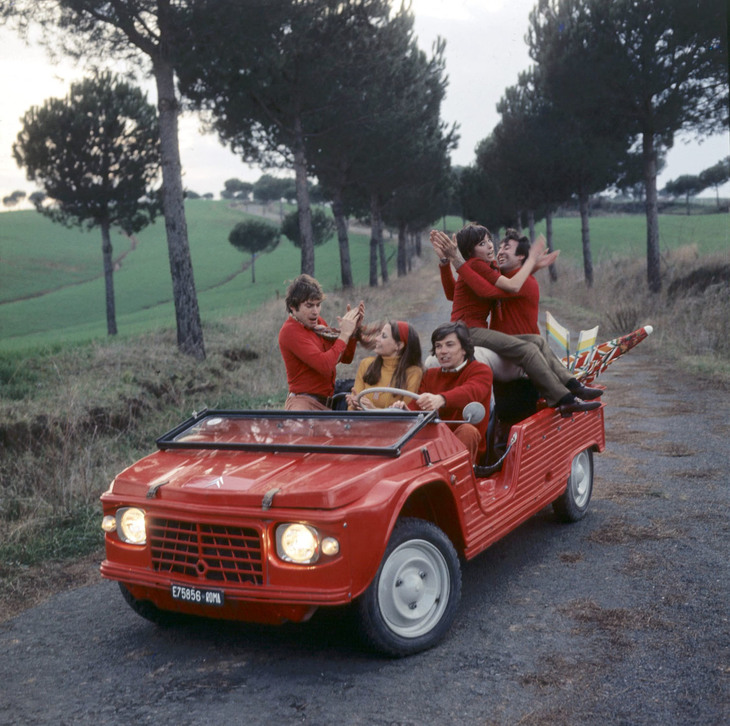 1970年における「メアリ」のイタリア版広告写真。島しょ部でいまだメアリが現役なのは、代替となるクルマがない証拠である。
