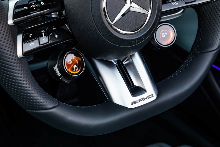 「AMGパフォーマンスステアリング」（写真）はセンターの斜め下に走行モードのセレクトスイッチを装備する。