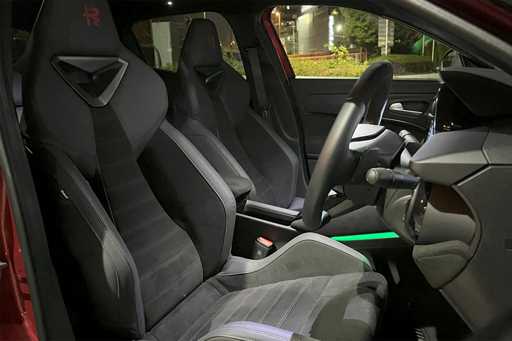 「ジュニア イブリダ スペチアーレ」のインテリア。レザー＆アルカンターラステアリングホイールやサベルト製スポーツシートが目を引く。