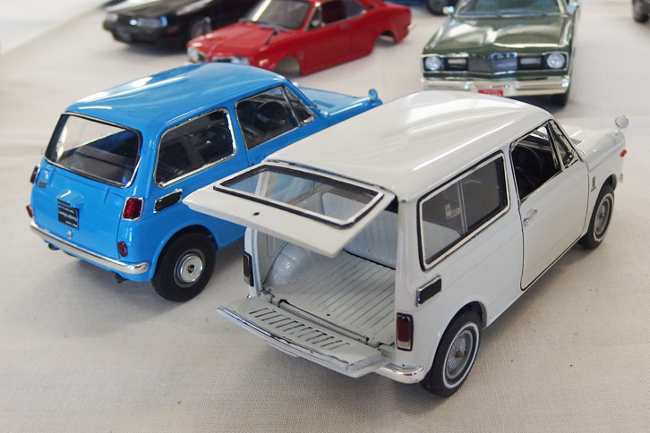 2016年にハセガワからリリースされた1/24「ホンダN360（NII）」（写真左側）をベースに改造された、ライトバン仕様の「LN360」（右側）。これまた前出の3台と同じモデラー氏の作品。