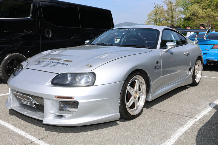 「RAYS FAN MEETING」の参加車両の一台である「トヨタ・スープラ（A80）」には、クラシックモデルとなる「ボルクレーシング グループC」が装着されていた。バブル期をほうふつとさせるさり気ないエアロデザインと現代的なGTウイングのマッチングも見事だ。