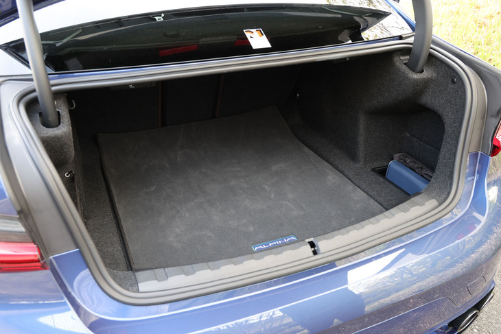 荷室容量はベースモデルと同じく480リッター。スイッチやリモコンで開閉が行える「オートマチックトランクリッドオペレーション」は6万9000円のオプションアイテムとなる。