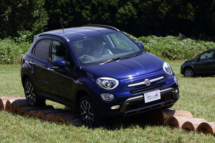 「500X＆Pandaオフロードチャレンジ」と題した同乗走行体験も行われ、参加者は丸太のコース上を楽々とクリアするフィアットのオフロード性能を体感した。
			 