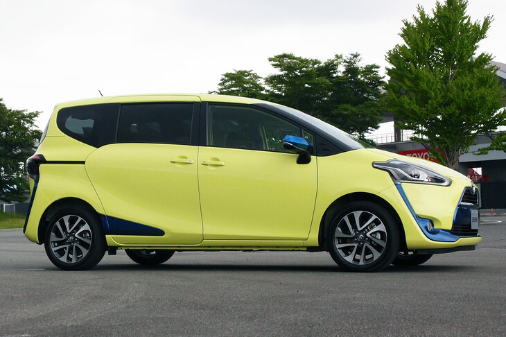 ロングルーフのシルエットや、ユニークなウィンドウグラフィックとドアの切り欠きが目を引くサイドビュー。いっぽうで、ランプから流れ落ちるような意匠の装飾は、ちょっと“やりすぎ”に感じられた。