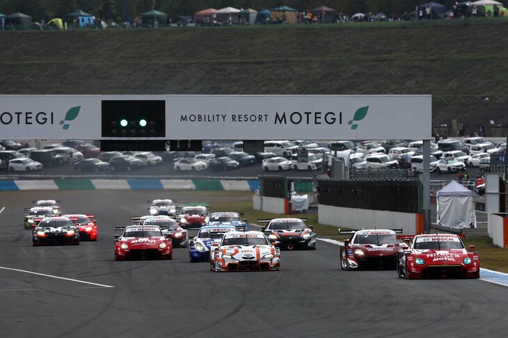 GT500クラスのスタートシーン。予選トップのNo.3 Niterra MOTUL Z（写真右端）は、レース終盤、勝利まであと一歩というところで痛恨のコースオフ。グラベルにはまってしまい、涙をのんだ。