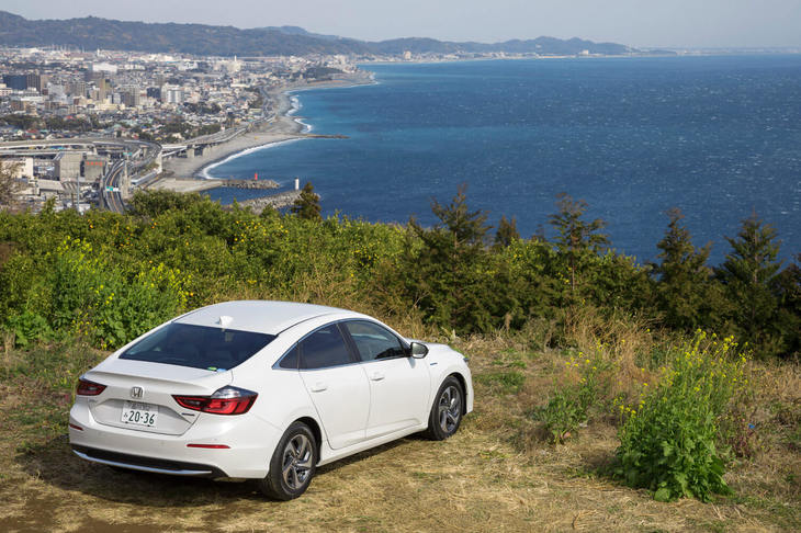 「LX」に設定されるボディーカラーは全6色。テスト車には3万7800円の有償色「プラチナホワイトパール」が採用されていた。