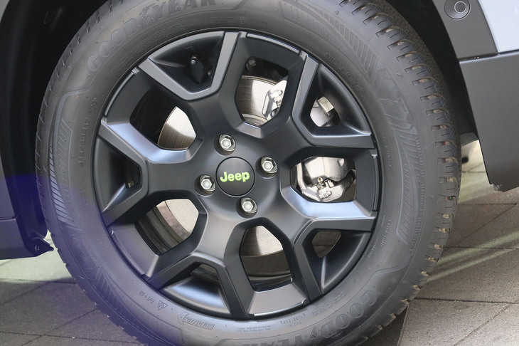ジープ・アベンジャー4xeハイブリッド（フロントホイール）
