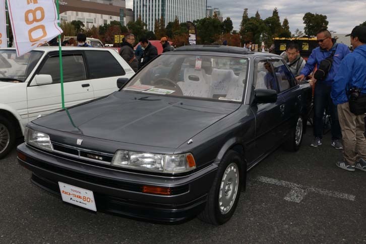 1986年式（昭和61年式）「トヨタ・カムリGT」。当時、カムリには4ドアハードトップと4ドアセダンが設定されていた。こちらはセダン。オプションのサンルーフも見逃せない。この当時は、どのクルマにもスポーティーグレードが設定されるのが、当たり前だった……。