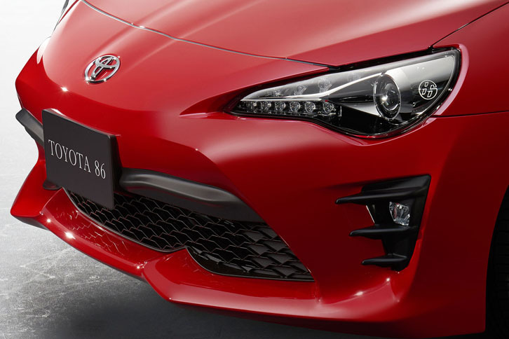 フロントデザインが変更され、「ノーズフィン」「フォグランプベゼルフィン」「カナード」などが加わった。