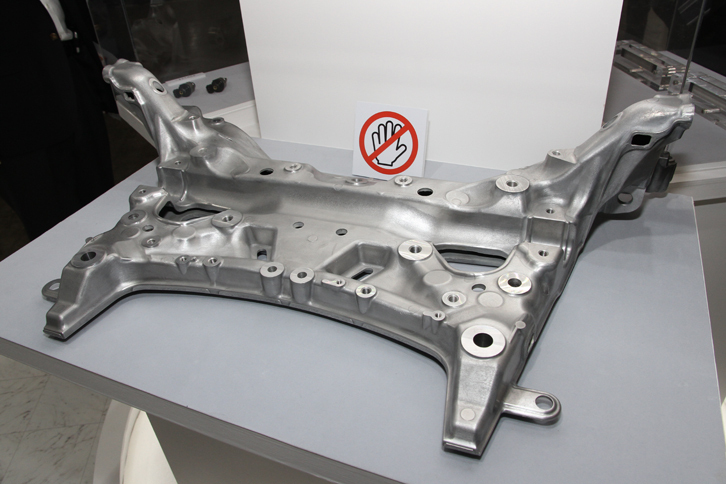 「ホンダ・クラリティ フューエルセル」が、四輪では世界初採用したアルミ中空ダイキャスト・フロントサブフレーム。従来、複数の部材を溶接して接合していたサブフレームを、一体中空成形のアルミダイキャスト製とすることで、従来比20％の大幅な計量化を達成。同時に高剛性化も両立したという。