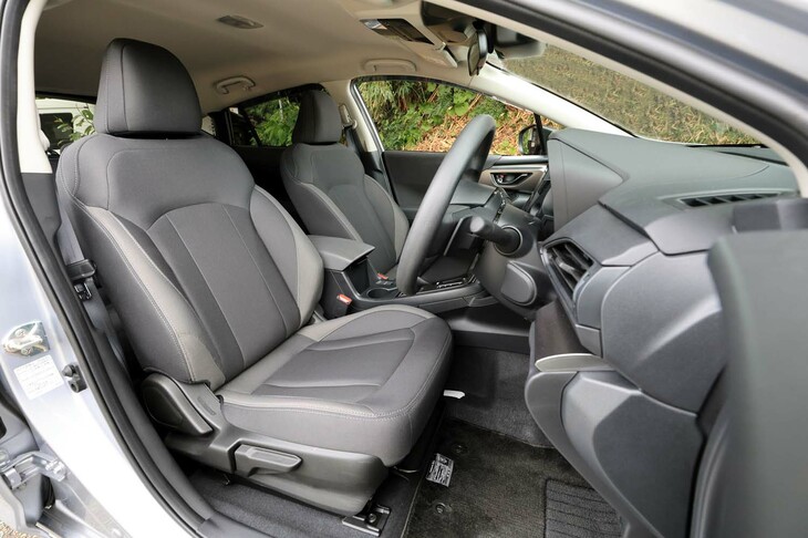 「ST-G」と同じトリコットのシート（ただし一部箇所の表皮のデザインは異なる）。上位グレードには運転席10way、助手席8wayのメモリー機能付きパワーシートが用意されるが（「ST-H」では標準装備、「ST-G」ではオプション設定）、「ST」ではそれは選択できない。