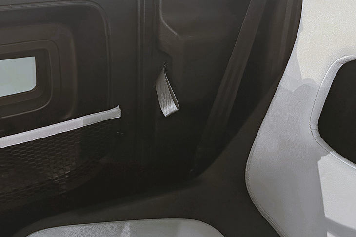 助手席側ロック解除用ストラップは、ドアの後方に。