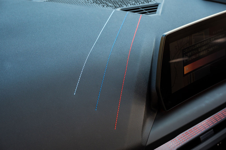 センタースクリーンの裏側には赤青白のMカラーの3本ステッチがあしらわれる。