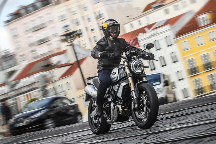 車両の骨格にはスチール製のトレリスフレームを採用。リアのスイングアームともども、よりパワフルなエンジンに合わせて新設計されたものだ。