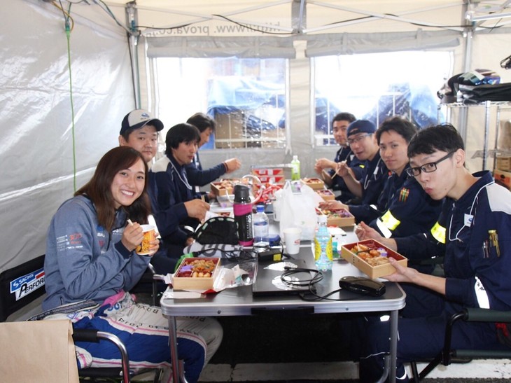 作業の前にみんなでお昼ごはん！ お昼は基本的に、みんな同じ時間に食べます。ごはんを食べるときが一番コミュニケーションをとることができる。とても楽しく、とても大切な時間です。