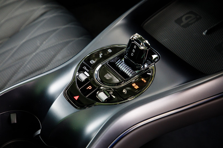 センターコンソールにはシフトセレクターを囲むように各種スイッチ類が円形にレイアウトされる。