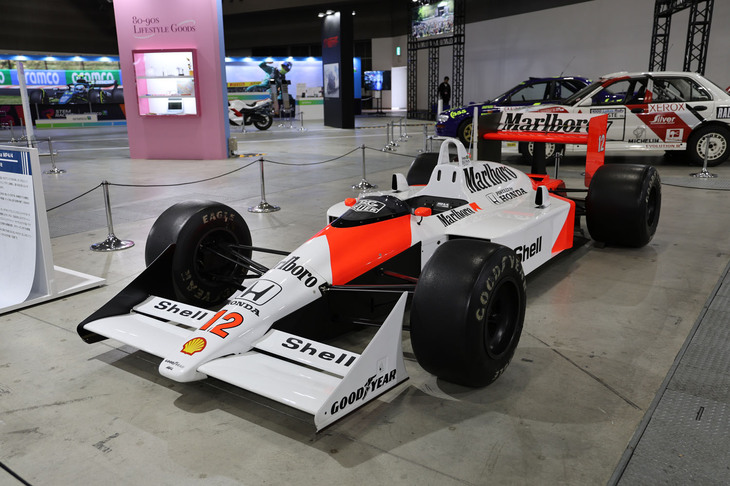 1988年「マクラーレン・ホンダMP4/4」。予選などの最大ブースト時は1500PSを絞り出すという1.5リッターV6ターボユニットを搭載。