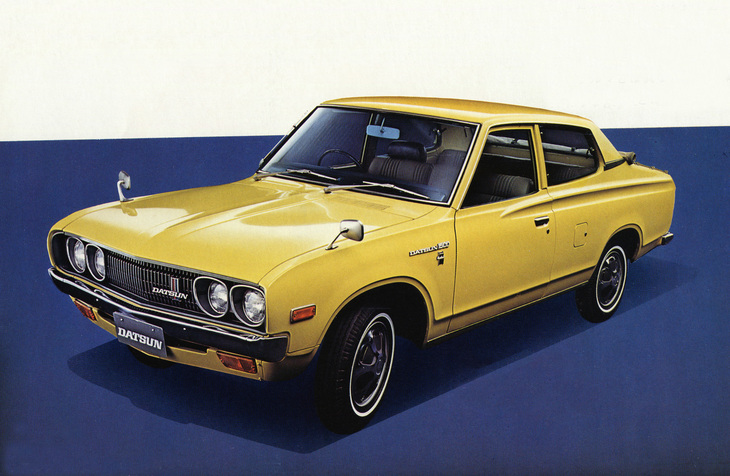 1972年に登場した「ダットサン・トラック」（620）のダブルピックアップ。“ウイングライン”と称する大胆なキャラクターライン、Cピラーからテールに至るセミファストバック風のラインなど、ある意味乗用車以上に抑揚の大きいスタイリングを持つ。