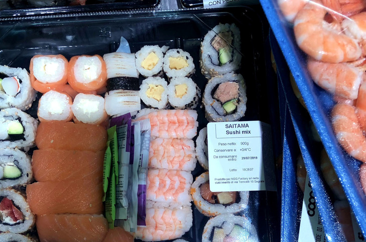 これは、スーパーで販売されていた「SAITAMA SUSHI MIX」。これと同様に、日本の地名を用いたセットは少なくない。握りずし以外はすべて裏巻きであることに注目。