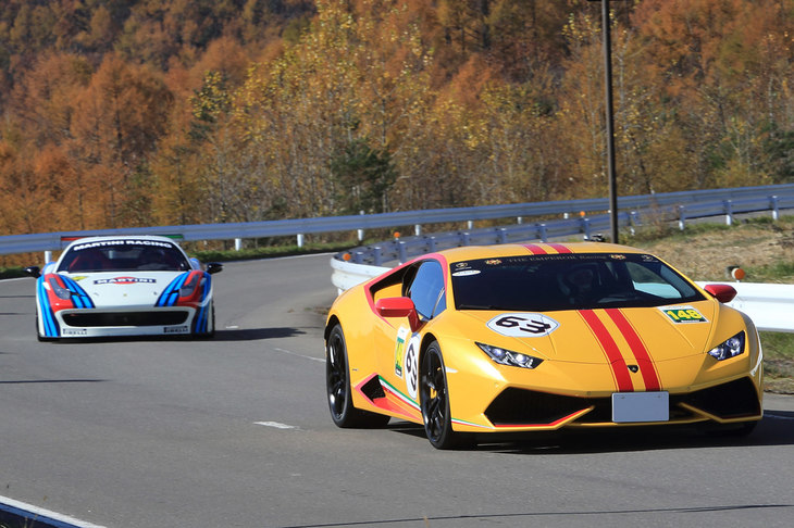 2016年10月に、ニュルブルクリンク北コースで当時の量産車最速タイムを記録した「ランボルギーニ・ウラカン ペルフォルマンテ」（2018年）（手前）と、ワンメイクレース用の競技車両だった「フェラーリ458チャレンジ エボ」（2014年）（奥）。