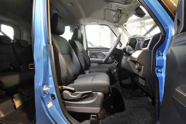 室内高は1355mmが確保されている。写真ではわかりづらいが、室内から後席へアクセス可能なフロントシートウオークスルー機構も備わっている。