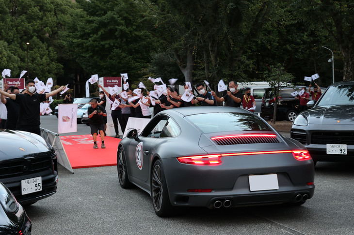 ラストでフィニッシュしたマットブラックの2018年「911カレラ4」。