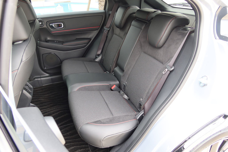 ホンダ・ヴェゼルe：HEV RS（リアシート）