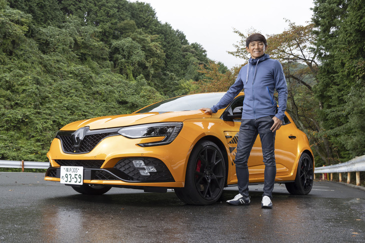 山野：「メガーヌR.S.ウルティム」はファミリー層でも使える世界最速の量産FF車といえるでしょう。街なかのドライブでも自然にきれいなラインを走れ、心地よさを味わえます。