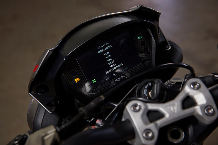 走りに関する装備は充実しており、ライド・バイ・ワイヤやアジャスタブルABS、スイッチャブルトラクションコントロール、ライディングモード切替機能などが搭載されている。