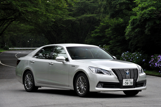 トヨタ・クラウン ハイブリッド ロイヤルサルーンG
    ボディーサイズ：全長×全幅×全高＝4895×1800×1460mm／ホイールベース：2850mm／車重：1680kg／駆動方式：FR／エンジン：2.5リッター直4 DOHC 16バルブ／モーター：交流同期電動機／トランスミッション：CVT／エンジン最高出力：178ps/6000rpm／エンジン最大トルク：22.5kgm/4200-4800rpm／モーター最高出力：143ps／モーター最大トルク：30.6kgm／タイヤ：（前）215/60R16 （後）215/60R16／車両本体価格：551万3143円