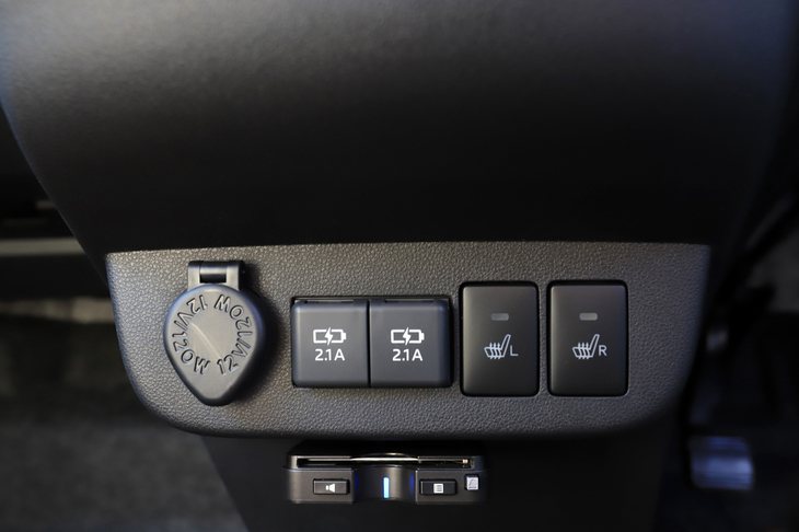 「G“SA III”」にはUSB電源ソケットが2口、運転席と助手席にはシートヒーターが装備される。