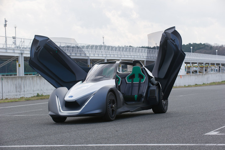 乗降性を考慮し、斜め上に開口するドアヒンジの位置は、前側から後ろ側に移された。