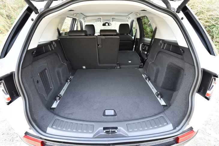 荷室の容量は5人乗車時で981リッター。後席の背もたれを倒すことで、最大1698リッターにまで拡大できる。オプションで3列目シート（定員2人）を追加することも可能。