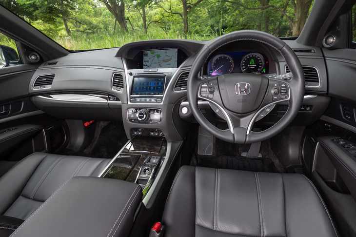 インテリアの意匠は通常の「レジェンド」とほぼ共通。ステアリングに備わるスイッチの機能が一部変更されたほか、状況によって青やオレンジに点灯するイルミネーションが追加された程度だ。