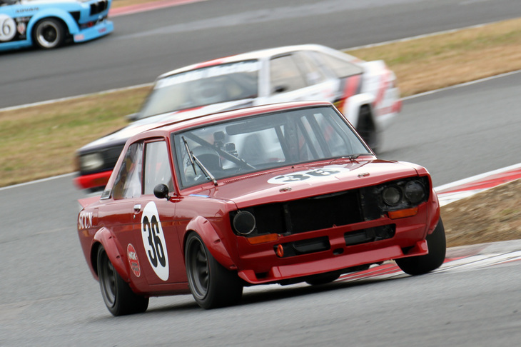 これもNISSANヒストリックカーエキシビションレースに参戦した「剣自動車＋OE510ブルーバード」。往年の日産ワークスカラーをまとった、3代目510ブルーバードの最強モデルである「ダットサン・ブルーバード1800SSSクーペ」（KH510）だ。