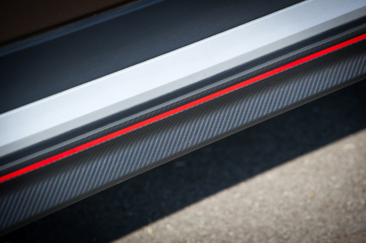 テスト車にはディーラーオプションとして用意される、カーボン調の模様と赤いラインが目を引く外装パーツが装着されていた。
