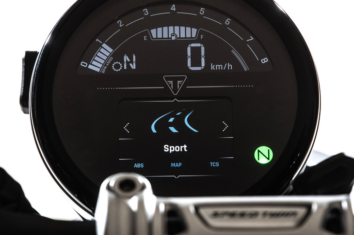 「1200RS」のライディングモードには、「レイン」「ロード」に加えて「スポーツ」も用意。スロットルレスポンスがより鋭くなり、トラクションコントロールの制御もよりスポーツ走行に適したものとなる。