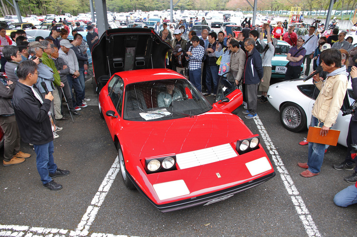 特別展示車両の紹介タイムにて、1975年「フェラーリ365GT4BB」。イベントを主催する「バックヤードつくば」代表の石川敦美氏（右端）、ゲストの茨城県出身のモータージャーナリスト片岡英明氏（左端）によるオーナーインタビューに続いて、エンジン始動パフォーマンスを行っているところ。