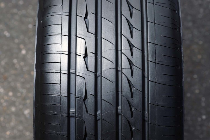 特徴的なデザインを採用する「GR-XII」のトレッド面。太いタテ溝の間にあるくさび形や三角形のパターンが「ダブルブランチ型消音器」と呼ばれるもの。従来品に比べ、新品時のロードノイズは5％低減しているという。