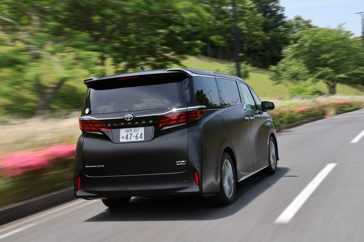 街なかから高速、そしてワインディングロードにいたるまで、重厚でゆったり安定したフラット感が味わえる「アルファード スペーシャスラウンジ プラグインハイブリッド」。市街地における後席の乗り心地は申し分ないが、高速やワインディングロードなどで快適に移動したい場合は、リアシートのポジション設定にひと工夫が必要だ。