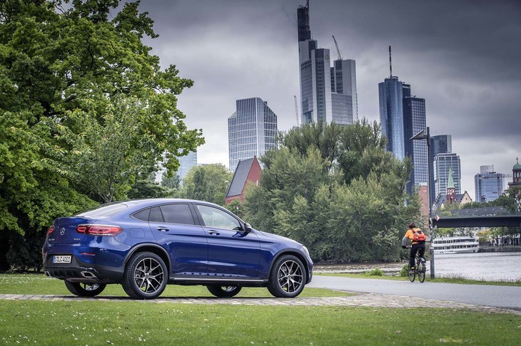 クーペのようなルーフラインが特徴の「GLCクーペ」。「GLC」と比べた場合、全長は7cmほど長く、車高は約4cm低くなっている。