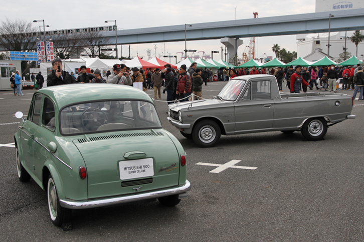 別アングルから見た「三菱500スーパーデラックス」と「コルト1000トラック」。三菱500スーパーデラックスは空冷直2 OHV 593ccエンジンをリアに積んでいる（標準仕様の三菱500は493ccエンジンを搭載）。